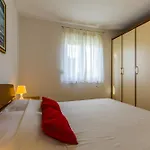 With Parking Space Valbandon, - 16261 公寓