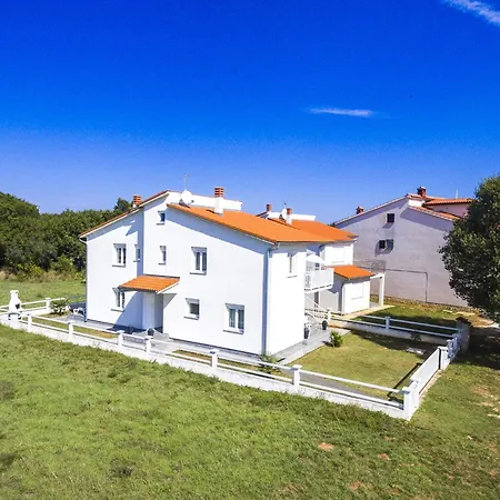 With Parking Space Valbandon, - 16261 Apartamento